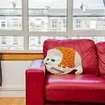 2 Bedroom Flat In Edinburgh
